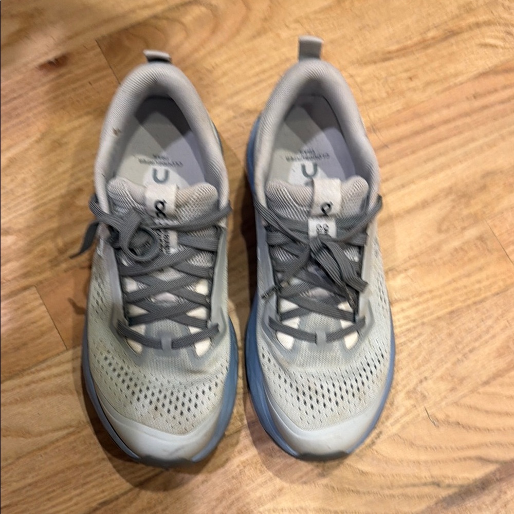 On Running Women's Light Gray Low-Top Running Sneakers